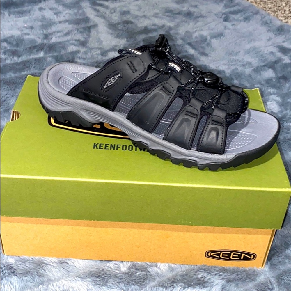KEEN SANDALS NEVER WORN